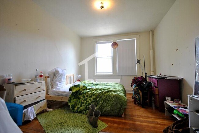 Building Photo - No Brokers fee, No Security Deposit, heat,...