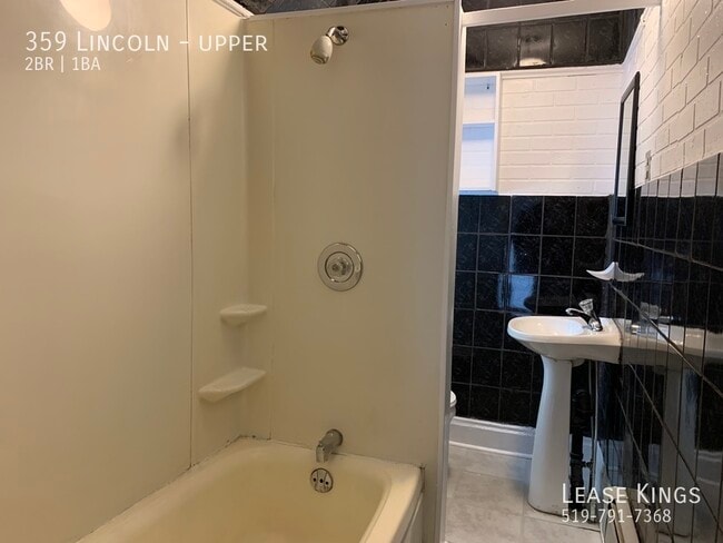 Photo du bâtiment - Old World Charm with Modern Amenities - Upper Unit with 2 bedrooms in Walkerville