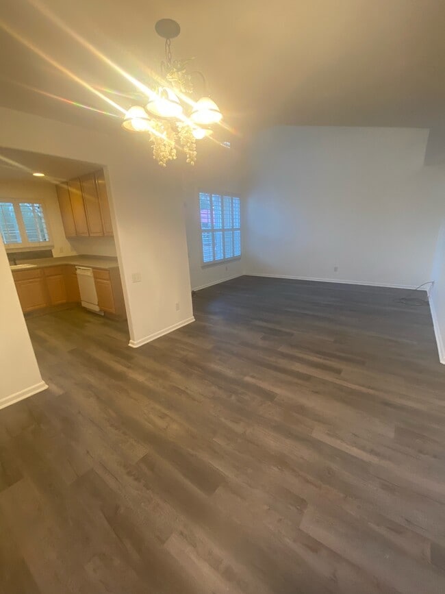 Foto del edificio - 5121 Stillwater Creek Dr