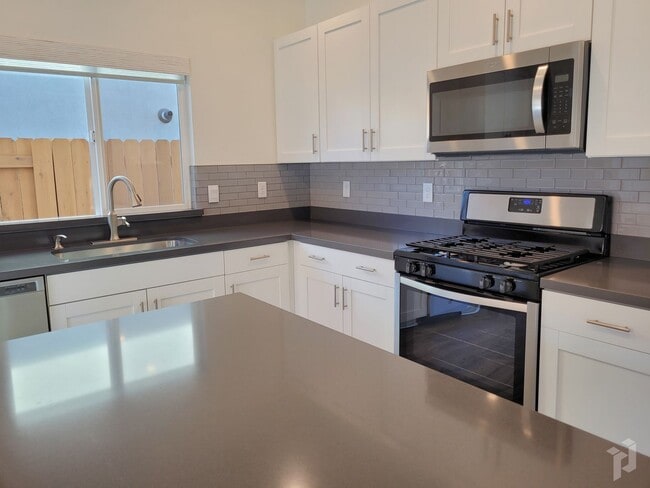 Foto del edificio - MOVE IN SPECIALL!!! $500 OFF FIRST MONTH'S RENT!