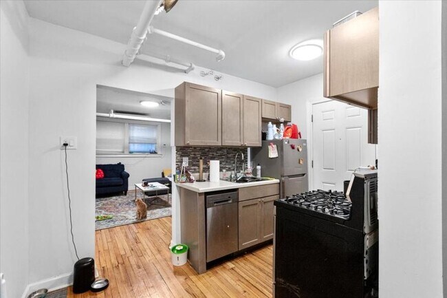Building Photo - 2 bedroom in Chicago IL 60657
