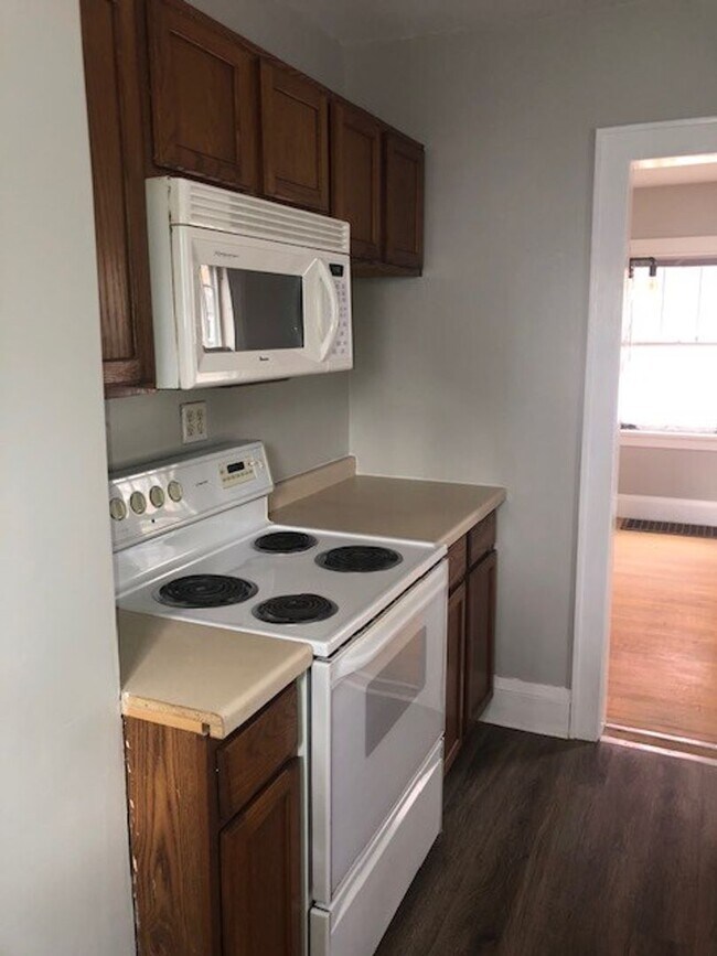 Foto del edificio - $1,350| 3bd 2Ba|1621 Badger | Available 11...