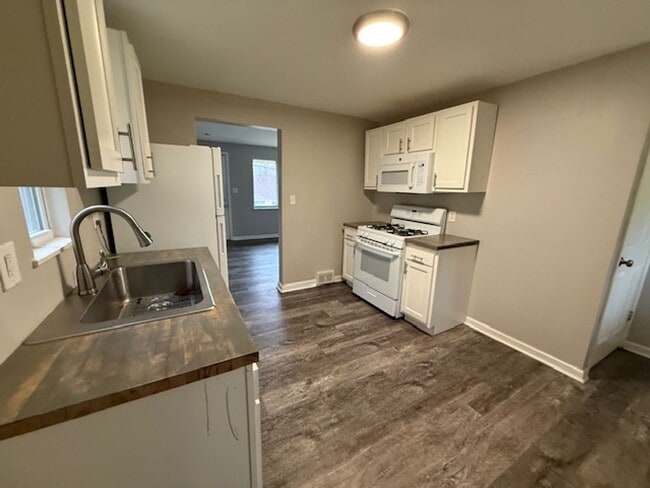 Building Photo - 205 Charleston Dr