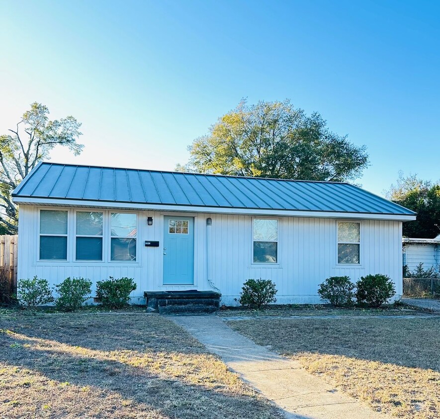 Primary Photo - SUNSET PARK - Renovated Cottage Style home...