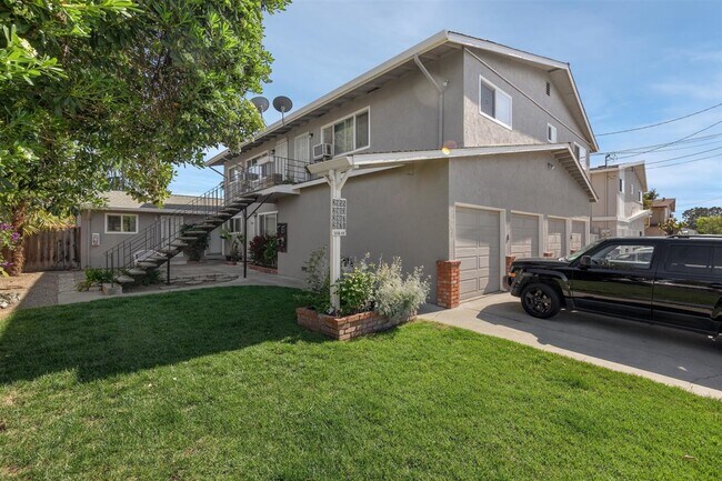 Building Photo - 2955 Ladd Ave