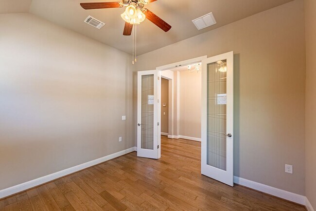 Building Photo - Charming Cedar Park Retreat: 3-Bedroom Home with Versatile Features and Community Amenities