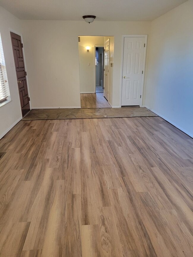 Building Photo - Beautiful 3 Bed 2 Bath 2 Car Garage just E...