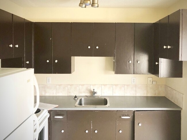 Building Photo - Ravine View