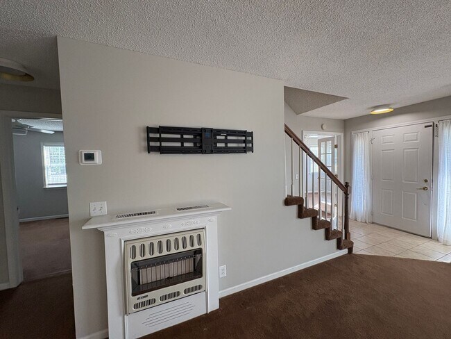 Building Photo - SPACIOUS & Beautiful Home Just Outside She...