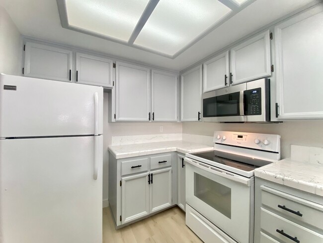 Building Photo - Wonderful 2-Suite Bedroom Townhome in Frem...