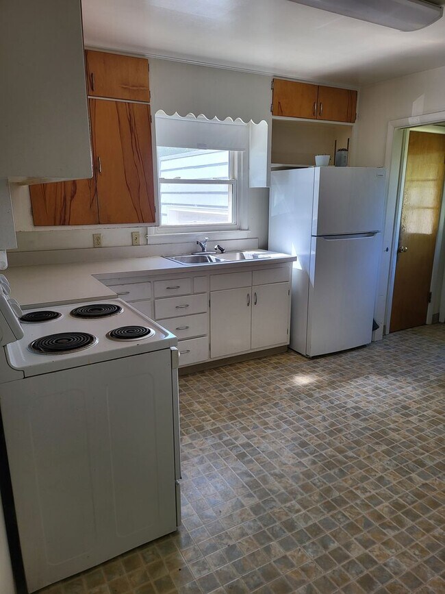 Building Photo - Newly Listed 5 bed 2 bath