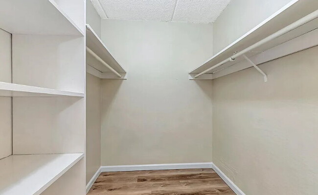 Foto del edificio - Spacious 1bdrm living room and bedroom with large picture windows bringing in lots of natural light.