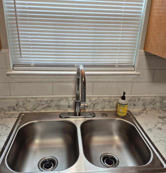 Foto del edificio - 25 Lyles Rd