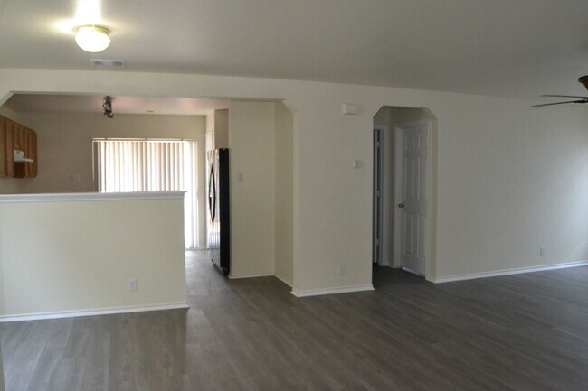 Foto del edificio - Beautiful 4 bedroom 3 bath 2 car garage ho...
