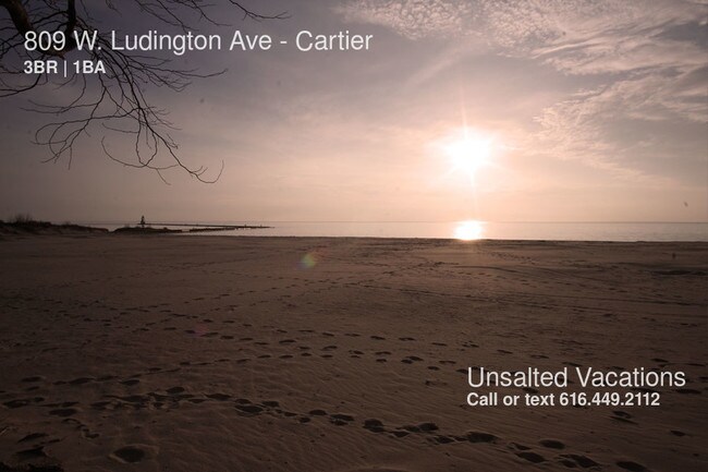 Building Photo - 3 BR condo w/ Lake Michigan Views!