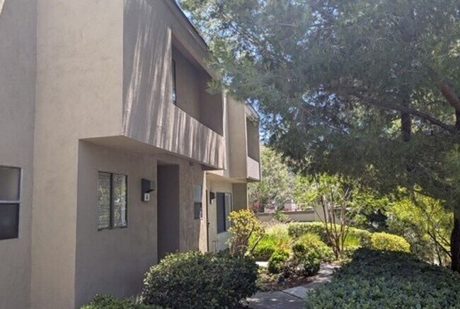 Foto del edificio - Charming 3 Bedroom, 2.5 Bath end unit Town...