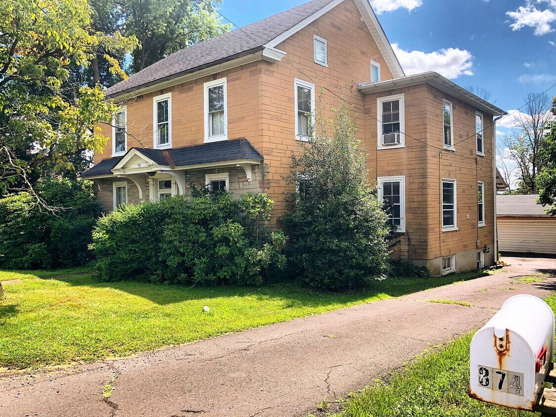 Foto principal - 876 Main St