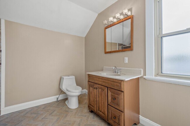 Foto del edificio - BEAUTIFUL 5 BEDROOM HOUSE!! HARDWOOD FLOOR...