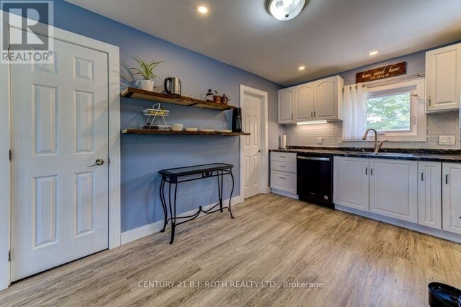 Building Photo - 1250 River Rd W