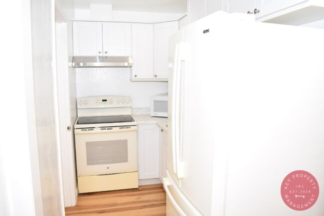 Building Photo - Charming Two-Bedroom, One-Bath Unit – Avai...