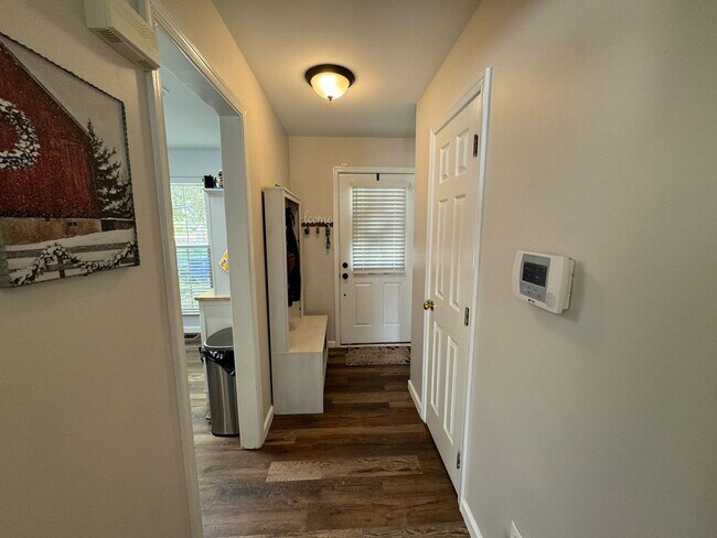 Foto del edificio - Gorgeous 2 Bed 2.5 Bath Townhome With A Fenced Yard In Exeter