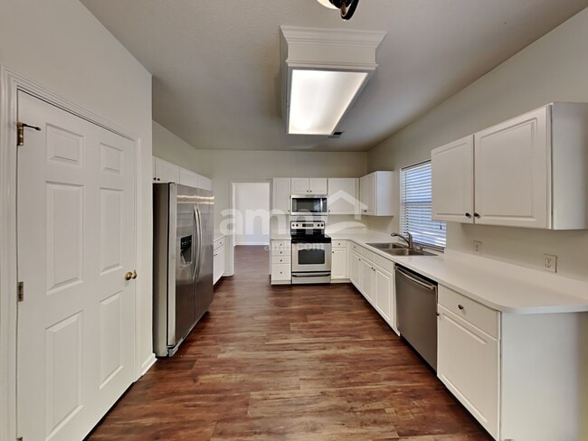 Building Photo - 11200 Longhedge Ln