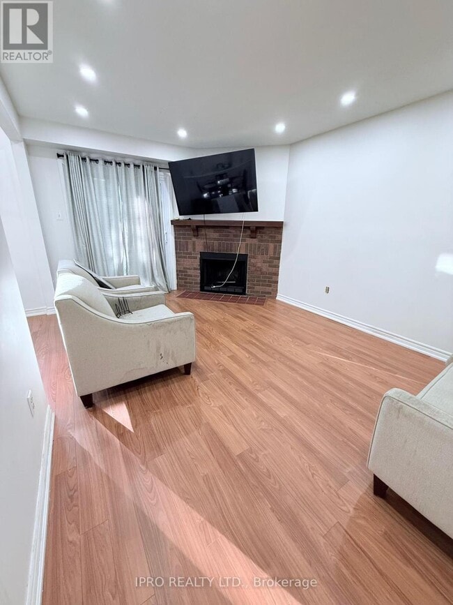 Building Photo - 3455-3455 Caplan Crescent