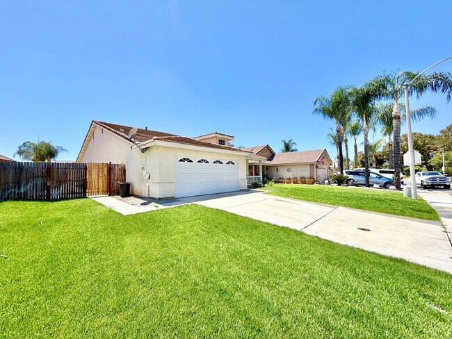 Foto del edificio - Inviting 4 Bedroom 2 Bathroom Menifee Home with Spacious Backyard & 2 Covered Patios