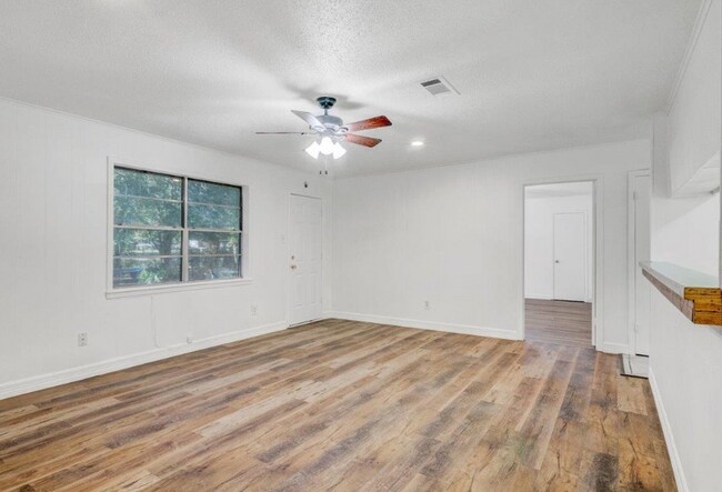 Building Photo - 5585 Scenic Dr