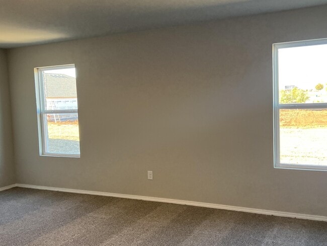 Building Photo - 561 SE 3rd Ter