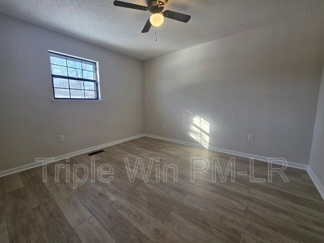 Building Photo - 3 Helen Dr