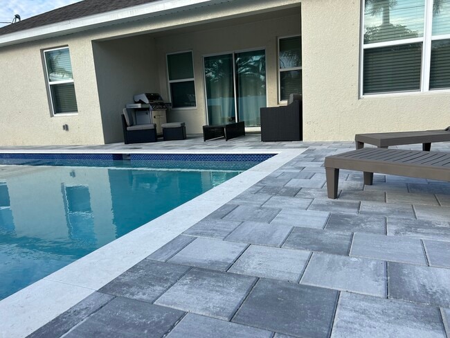 Pool, lanai, BBQ - 1123 NW 2nd Ave