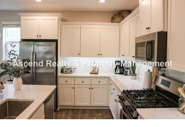 Foto del edificio - 4 Bed/3 Bath Hillsboro Laurel Oaks Neighborhood, Solar Panels, 1 or 2 Pets Allowed with Pet Rent,...