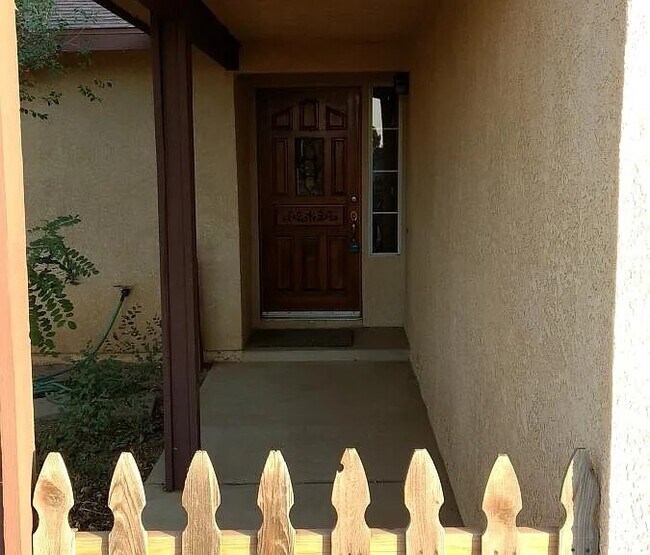 Foto del edificio - 11125 Smoke Tree Rd