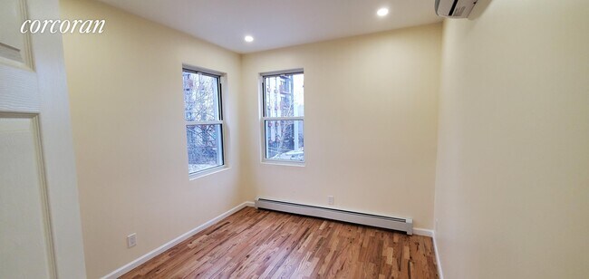 Foto del edificio - 299-301 Graham Ave
