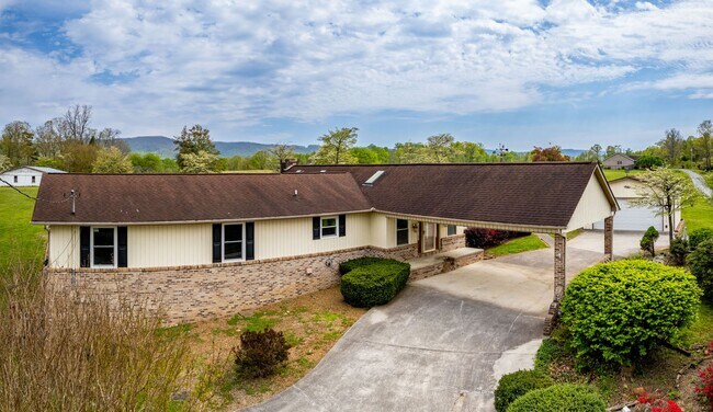 Foto del edificio - Experience Modern Luxury in Serene Country...