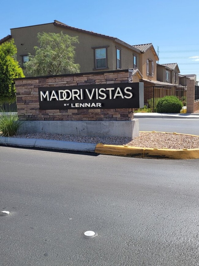 Foto del edificio - Beautiful 2 story with Roof Top Deck