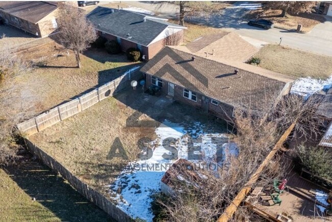 Building Photo - 5 Bedroom House Available Now