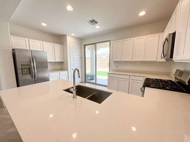 Building Photo - 3 Bedroom, 2 Bath Available NOW!