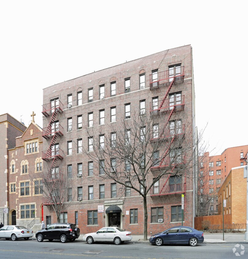 Foto principal - 3525 Bainbridge Ave
