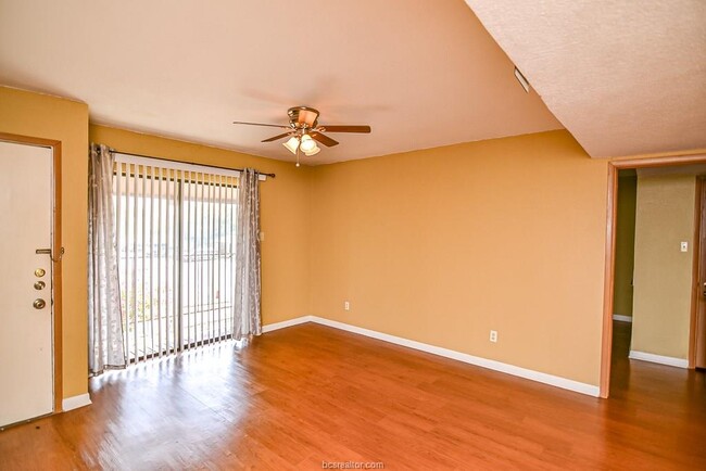 Building Photo - 904 University Oaks Blvd