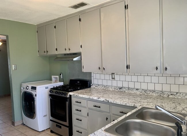 Building Photo - 212 E Valley Rd