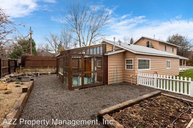 Building Photo - 3 br, 1 bath House - 2300 S Latah St