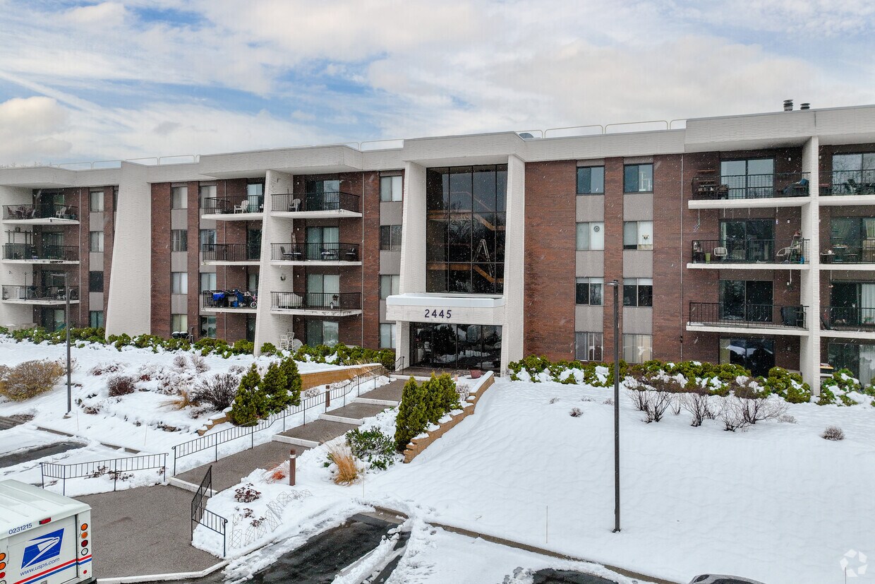 Connemara Condominiums Apartments in Maplewood, MN