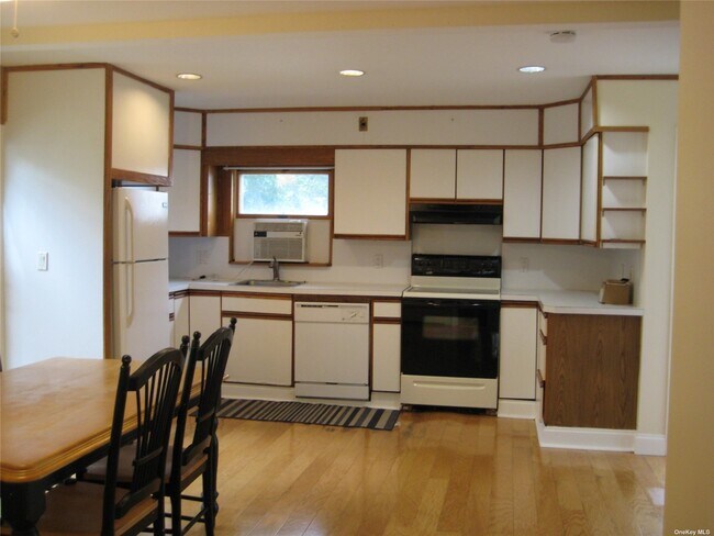 Building Photo - 8 Judith Dr