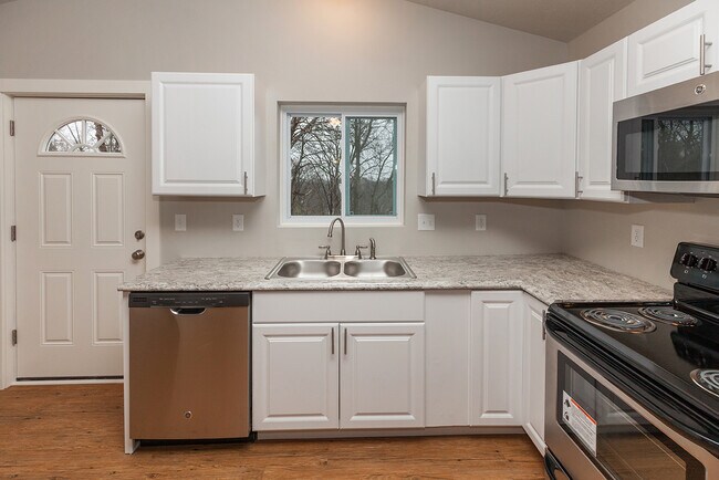 Building Photo - Updated 3 Bed 2 Bath Home