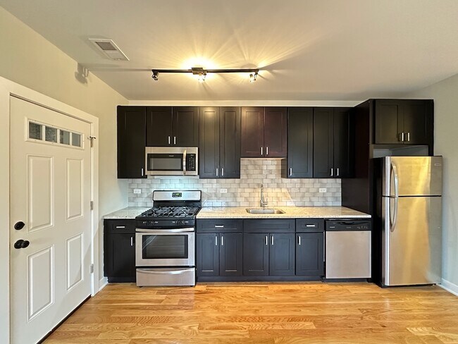 Foto del edificio - 2208 W Eastwood Ave