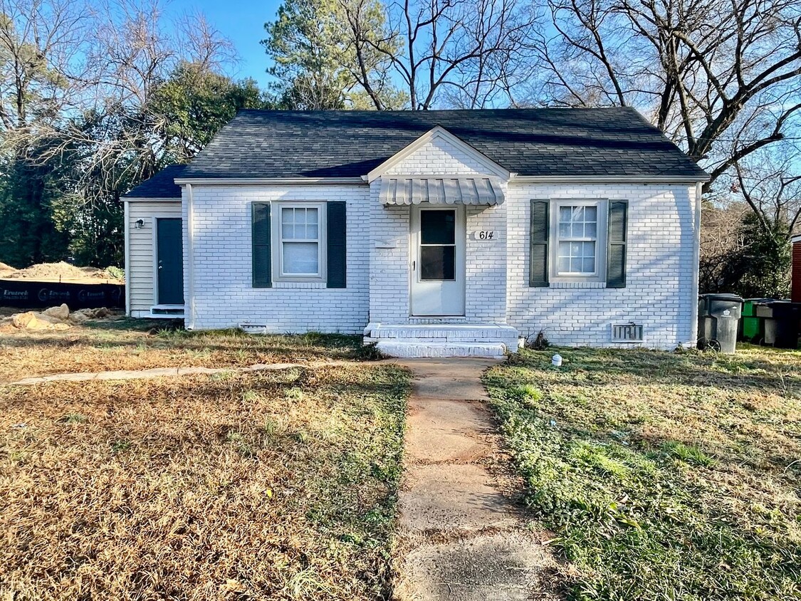 Primary Photo - Newly renovated 3 bedroom 1 bath home , Lo...