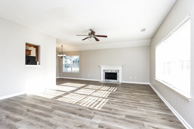 Foto del edificio - 321 Lake Forest Dr