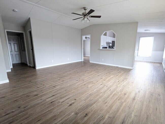 Foto del edificio - 329 Pine Hills Rd